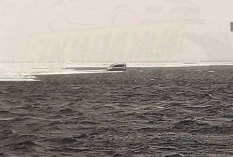 Брошенный рыбаком автомобиль дрейфует на льдине в Японию