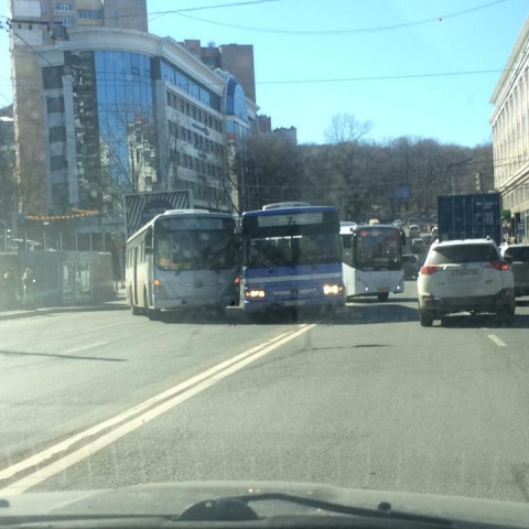 Сразу три автобуса столкнулись во Владивостоке