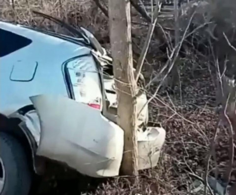 Пьяная таксистка влетела в столб возле кладбища в Приморье