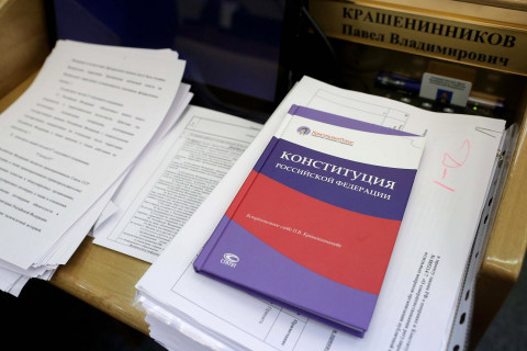 Путин предложил перенести голосование по конституции
