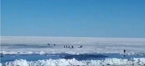 Весеннее тепло не останавливает рыбаков от выхода на лед