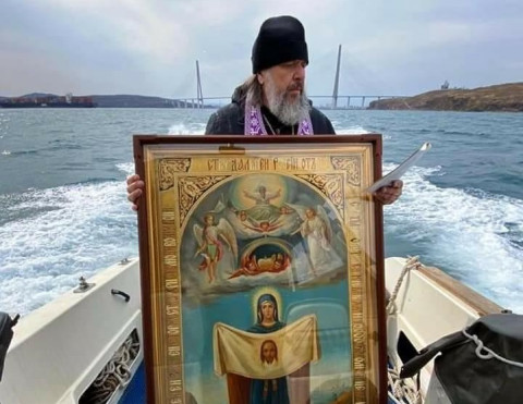 Владивосток сковали в молитвенное кольцо