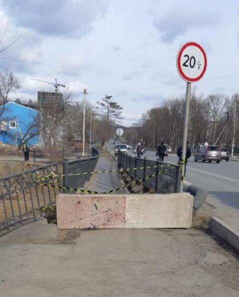 Аварийный мост обвалился в Приморье