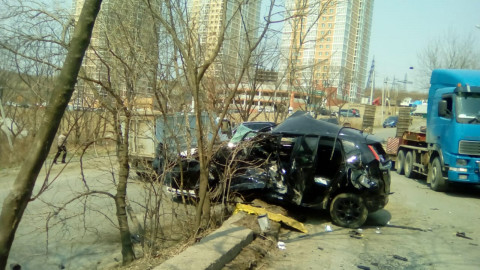 «Отказали тормоза» - фура въехала в малолитражку во Владивостоке