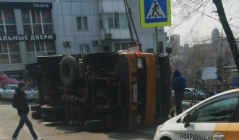 «Отдыхает» - Грузовик лег на бок возле перехода во Владивостоке