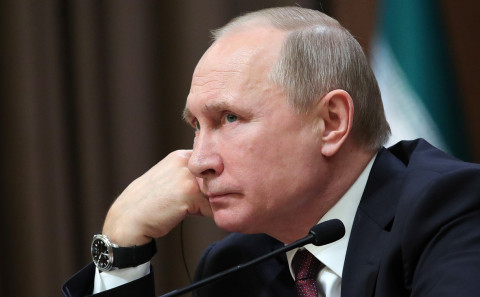 Путин продлил сроки действия паспортов и водительских прав