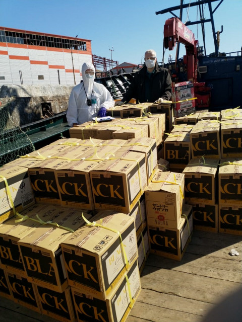 Больше тонны японского алкоголя незаконно привезли на Курилы
