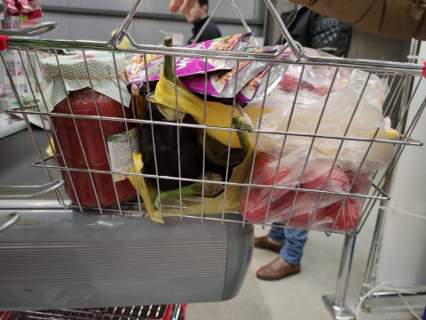 Хирург рассказал, что делать дома с купленными продуктами при пандемии