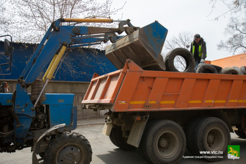 Масштабную свалку покрышек убрали во Владивостоке