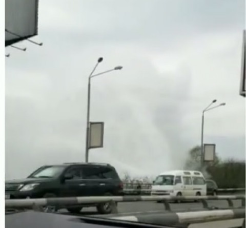 Некрасовский путепровод встал: прорыв трубы завораживает водителей