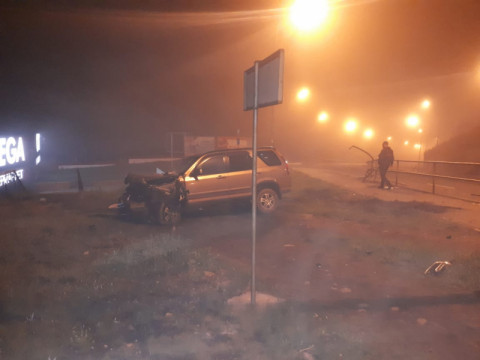 Водитель во Владивостоке протаранил леерное ограждение