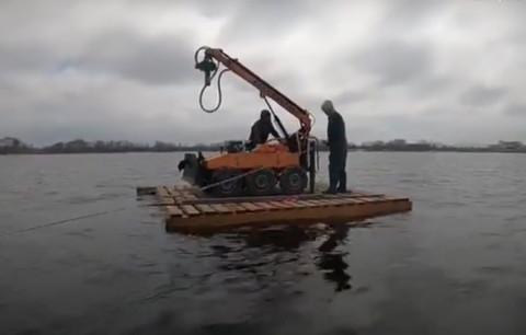 Чинивших пирс рабочих унесло от берега на плоту в Охотске
