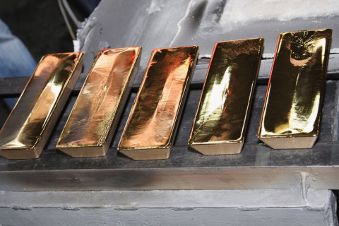 Страх и нестабильность российские банки вывозят золото за границу