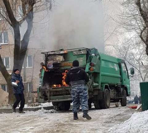 Мусоровоз загорелся во Владивостоке
