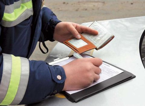 Верховный суд вернул права пьяному водителю, который стоял у машины