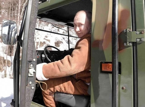 Путин отправился в тайгу с Шойгу