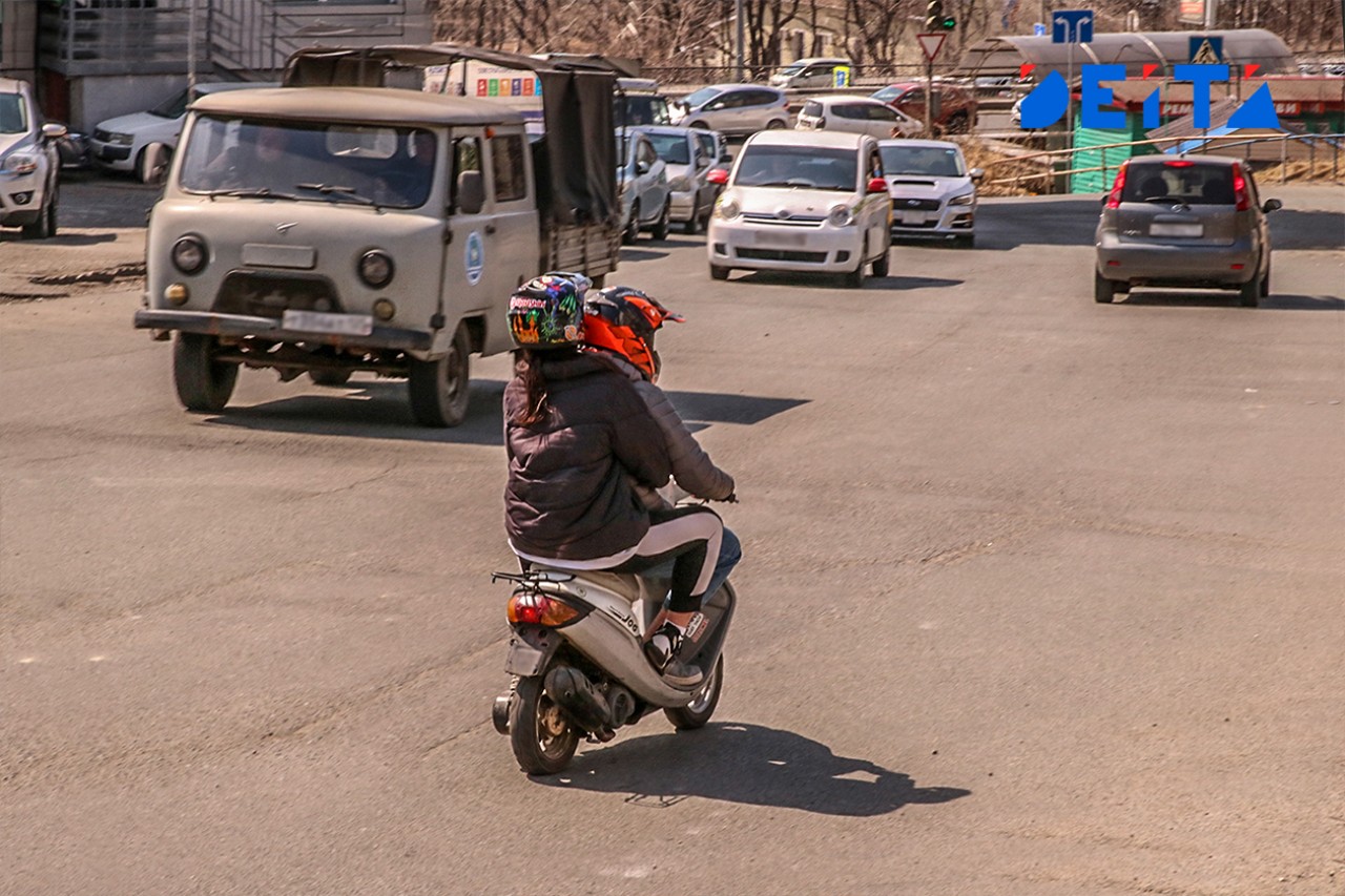 Водитель мопеда разбился в ДТП в пригороде Владивостока