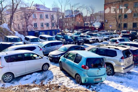 Парковочные войны в Уссурийске: жильцы готовят жалобу на самоуправство соседей