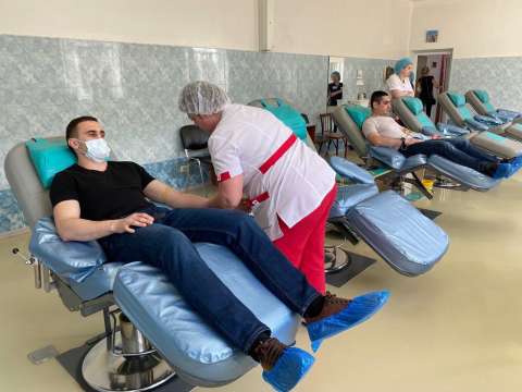 Депутаты и члены Совета отцов Приморья сдали кровь