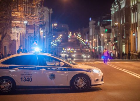 Полиция Владивостока разбирается с пьяной дракой подростков возле кинотеатра