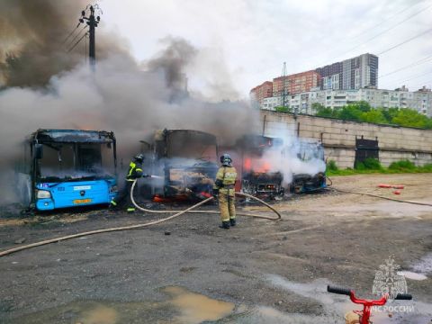 Автобусы сгорели при пожаре на территории ВПОПАТ-1 во Владивостоке