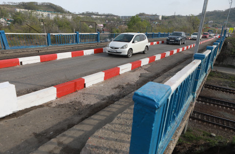 Новый ограничитель исчез на мосту глупости в Приморье
