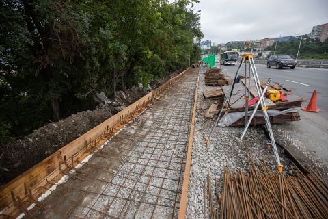 Новый бетон увидел тротуар на Некрасовском путепроводе