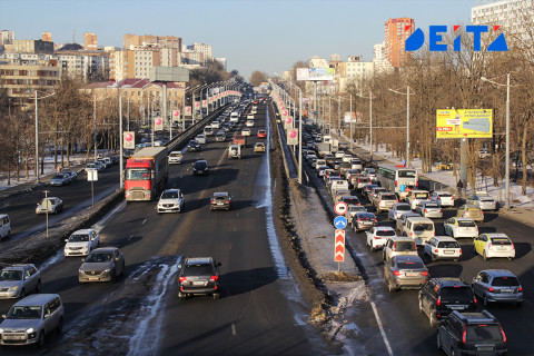 Приморцы встали в пробку из-за упавшей фуры