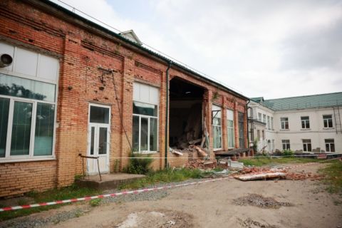 История с частично разрушенной школой в Приморье дошла до Госдумы и Правительства РФ