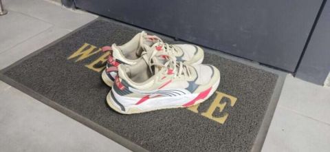 Россиян предупредили о штрафе в 15 тысяч рублей за обувь у двери