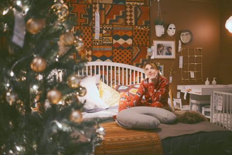 Дешево и красиво: назван лайфхак для украшения елки в съемной квартире