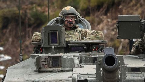Британского принца Уильяма покатали на танке у границы с Россией