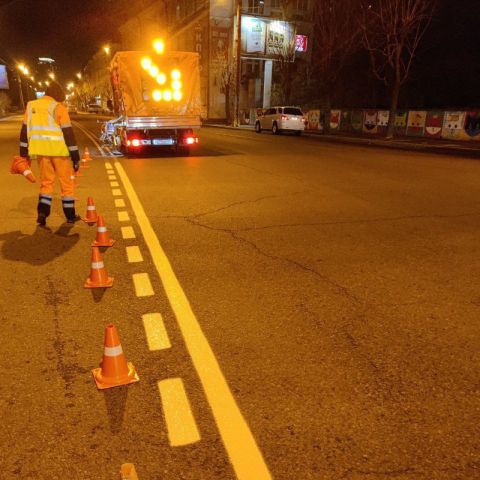 Работы по укладке асфальта и нанесению разметки продолжаются во Владивостоке