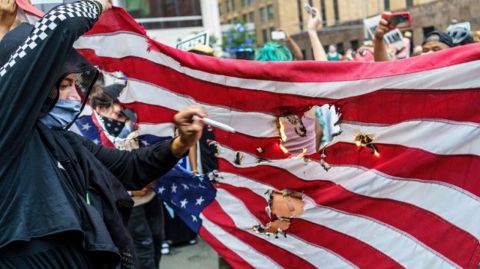 Из-за чего вспыхнет гражданская война в США, предсказал эксперт