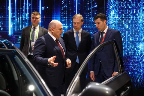 «А где у вас сделан руль?»: Мишустин раскритиковал новую «Волгу»