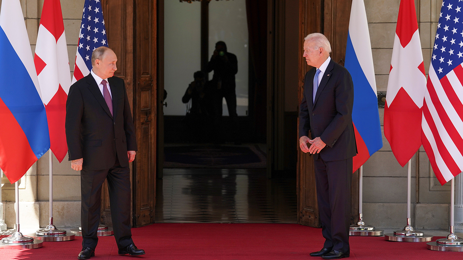 Байден понял, кто он, только рядом с Путиным