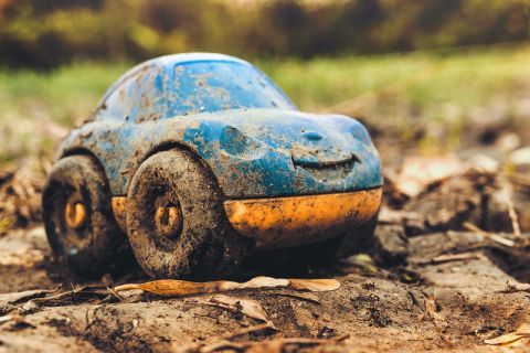 Девочка на игрушечном авто чуть на попала в настоящее ДТП в Приморье