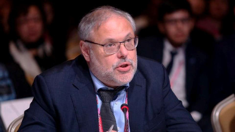 Минфин работает по указке МВФ – Хазин