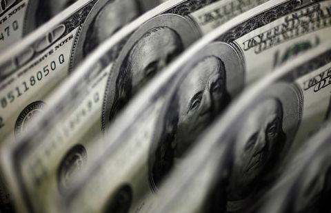 Эксперт объяснил, почему уже поздно продавать доллары