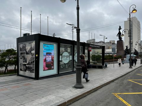 Кофе и закуски покупают жители в остановочных павильонах Владивостока 