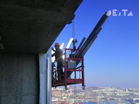 Во Владивостоке рабочие уронили на тротуар ёмкость с бетоном с высоты нескольких метров