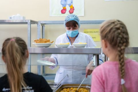 Сделать бесплатным питание для всех школьников просят главу Приморья