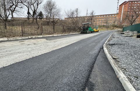 Дороги Владивостока асфальтируют после ремонта теплосетей