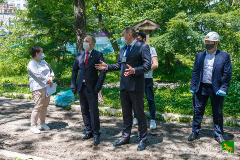 Большой ремонт идет во владивостокских скверах