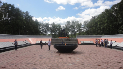 Полиция разыскала школьниц, осквернивших Вечный огонь в Артёме
