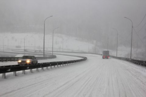 Снег блокирует дороги и перевалы в Приморье - список мест, где нет проезда