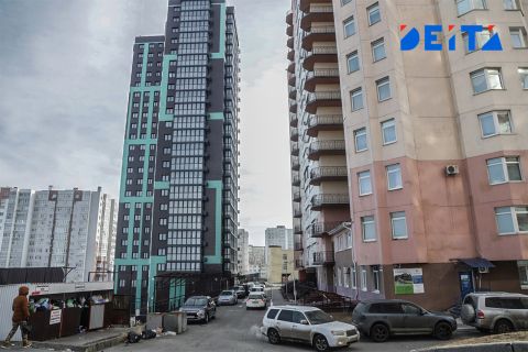 Труп на крыльце подъезда многоквартирного дома нашли во Владивостоке