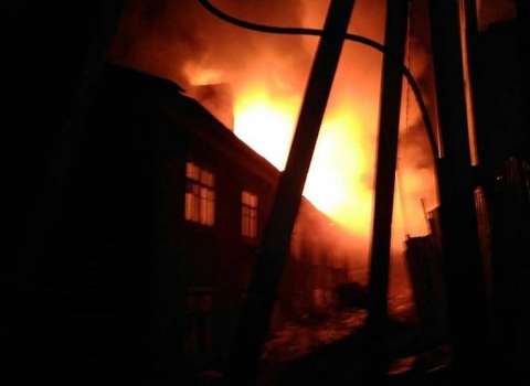 Во Владивостоке бушует сильный пожар