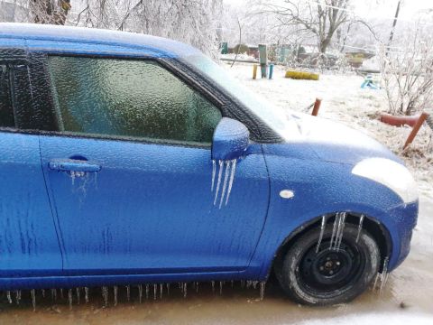 Непоправимый ущерб: как нельзя чистить машину от наледи