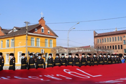 Огромное знамя Победы развернули в Приморье 